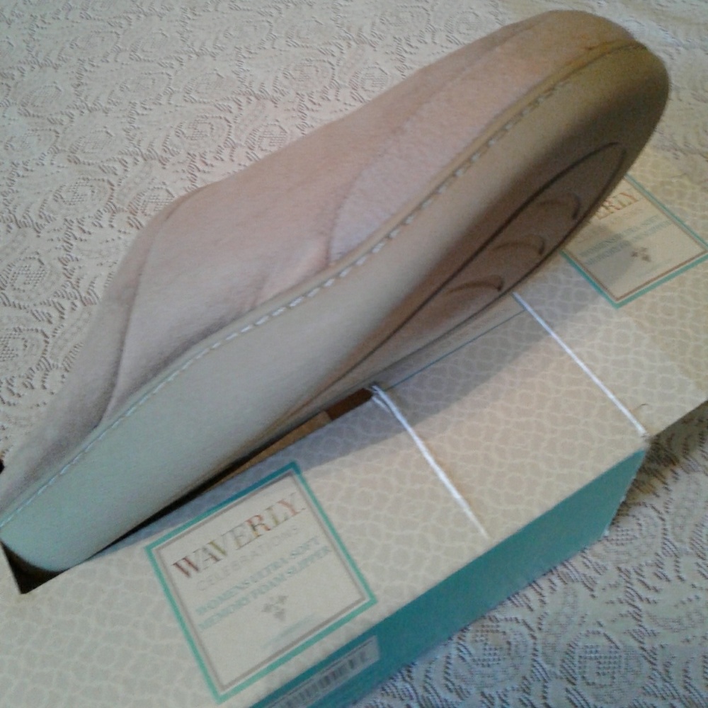 🌺 NWT Waverly Tan Memory Foam Slippers